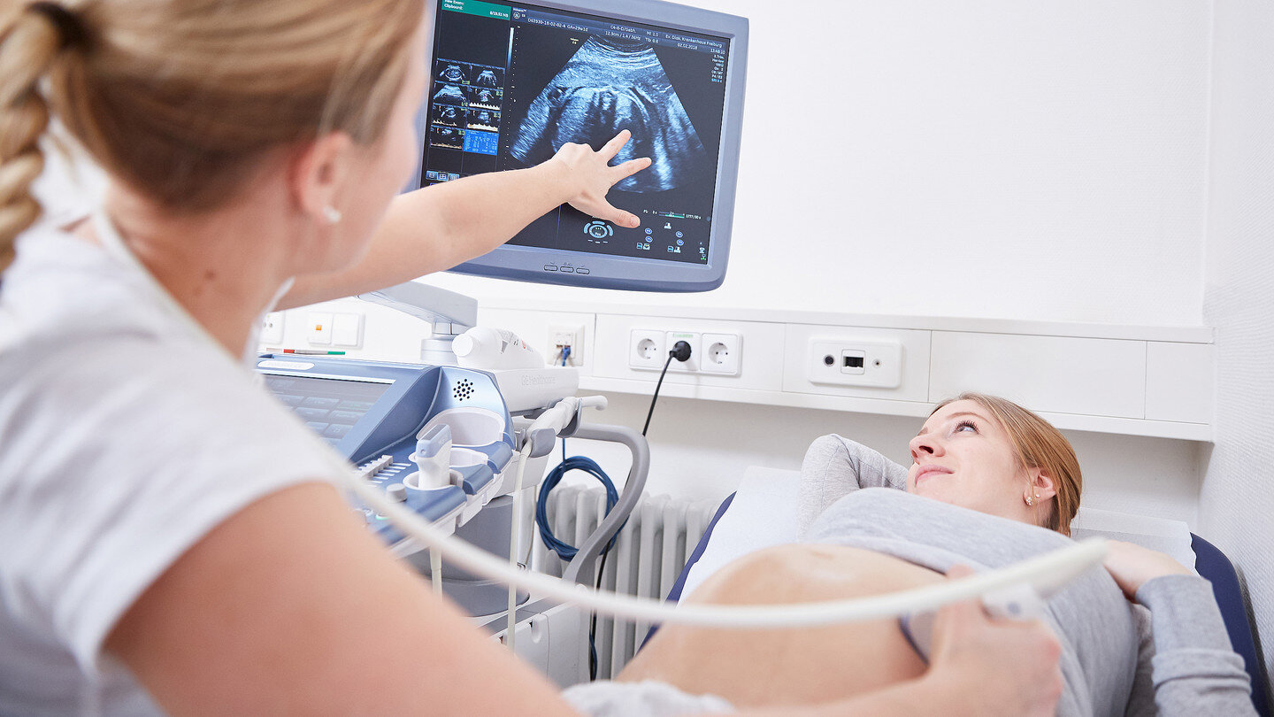 Eine Frau bei einer Ultraschalluntersuchung.